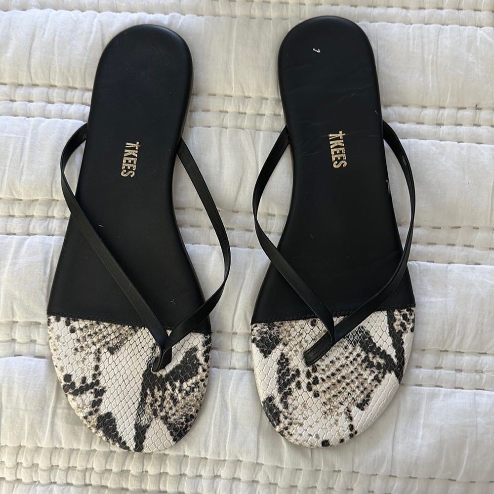 TKEES flip flop sandals- black with black and snakeskin print around toes